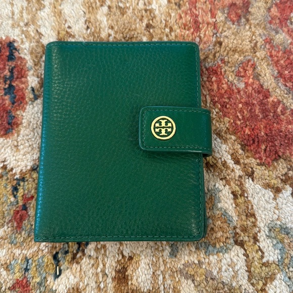 Tory Burch Accessories - TORY BURCH LANDON PASSPORT HOLDER in emerald stone